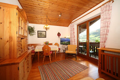 Wohnraum mit Esstisch