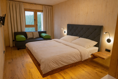 Zimmer Bett und Sofa