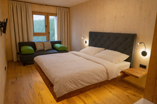 Zimmer Bett und Sofa