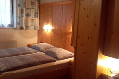 Schlafzimmer 3 mit Bad + WC ( 3 Betten )