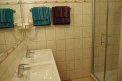 helles Badezimmer mit separatem WC