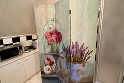 Dusche + Waschbecken hinter Trennwand