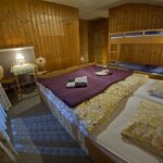 obrázek čtyřlůžkový pokoj, sprcha, WC