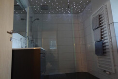 Badezimmer mit Regendusche