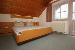 Wöhrerhof -  Ferienwohnung B (rosa) - Schlafzimmer